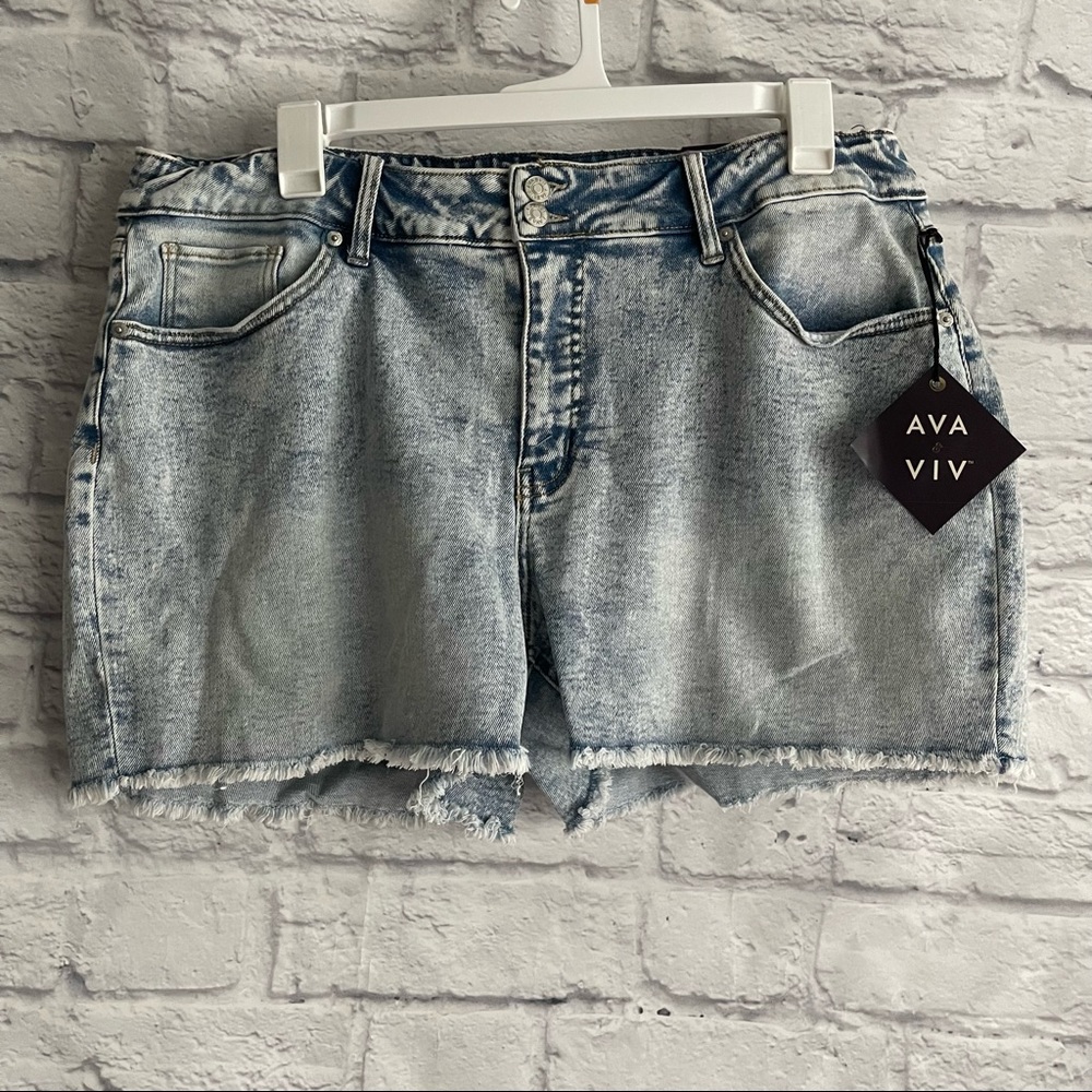 NEW WITH TAGS AVA & VIV MID RISE MIDI 4” INSEAM STRETCH PLUS SIZE 20W JEAN SHORT
